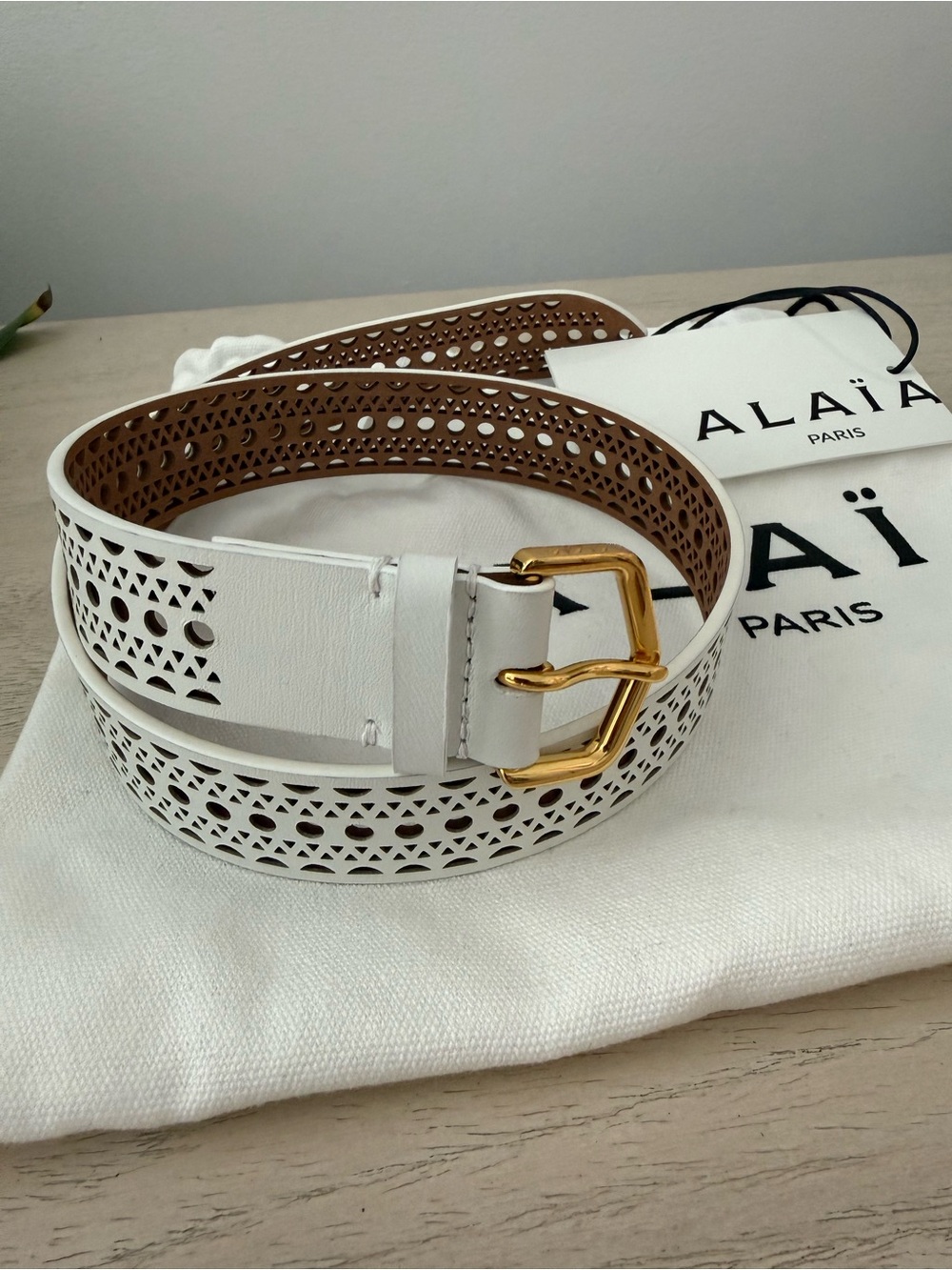 Alaïa White Neo-Vienne Laser-cut Leather Belt with Gold Buckle - Picture 5 of 12